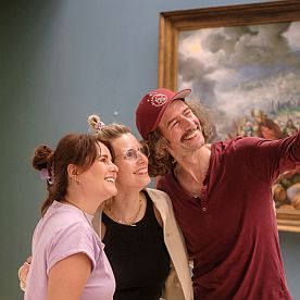 drei junge Freunde machen ein selfie im Museum