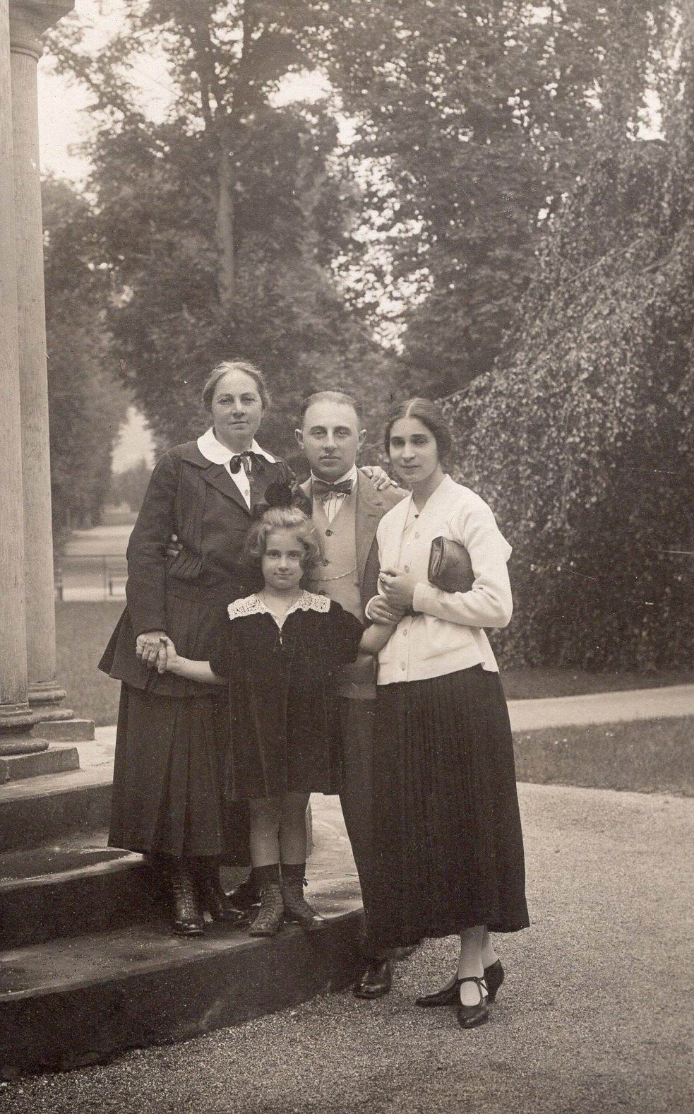 Die Katzel Familie in Litauen, rechts Rose Esther Fine Katzel. Unbekannter Fotograf, 1923.