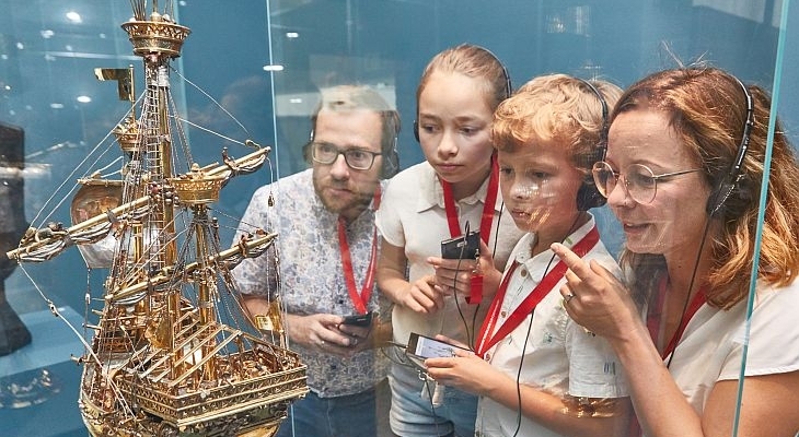 Eine Familie bewundert das Schlüsselfelder Schiff in der Ausstellung des GNM