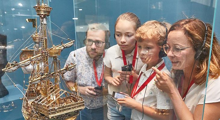 Eine Familie bewundert das Schlüsselfelder Schiff in der Ausstellung des GNM