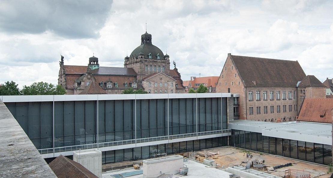 Blick auf den Südbau von Sep Ruf und den Südwest-Bau (Foto: Florian Kutzer)