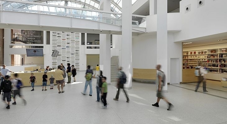 Unsere Besucher*innen in der Eingangshalle Unsere Besucher*innen in der Eingangshalle