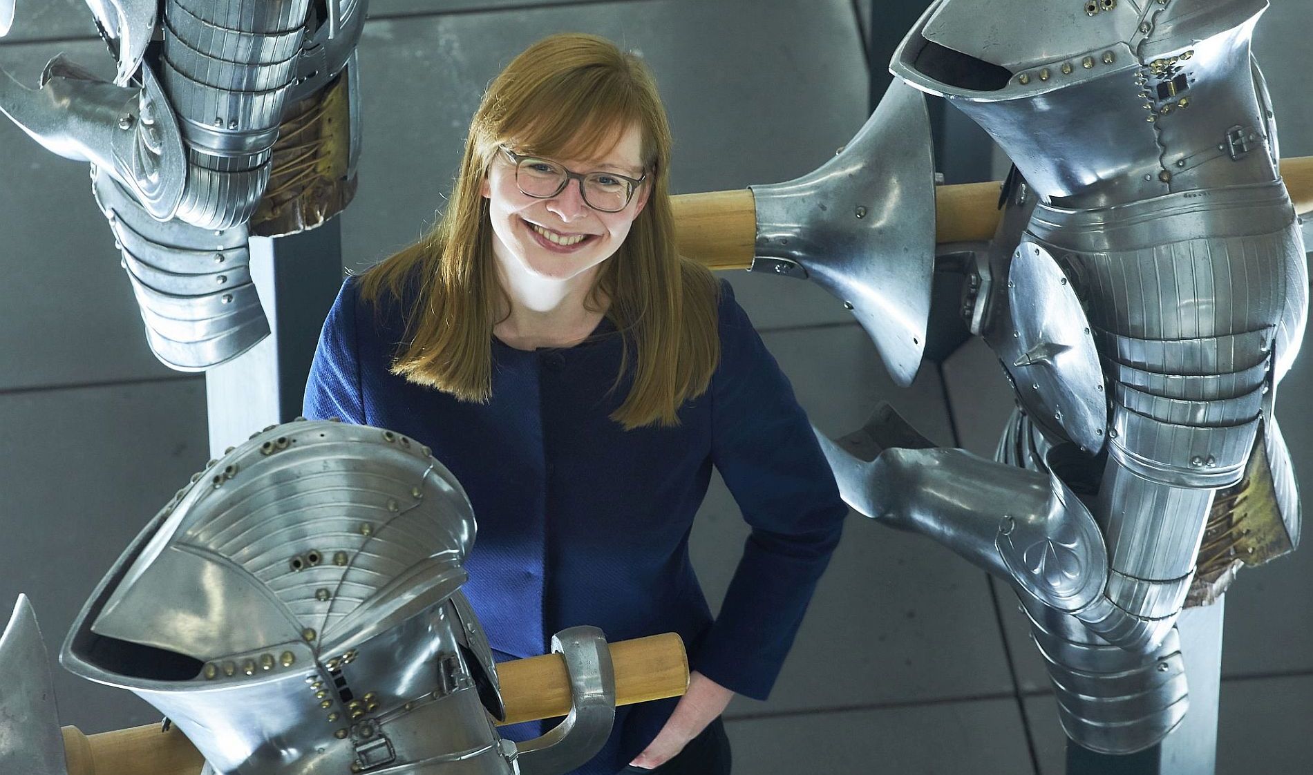 Dr. Susanne Thürigen zwischen den Harnischen ihrer Sammlung
