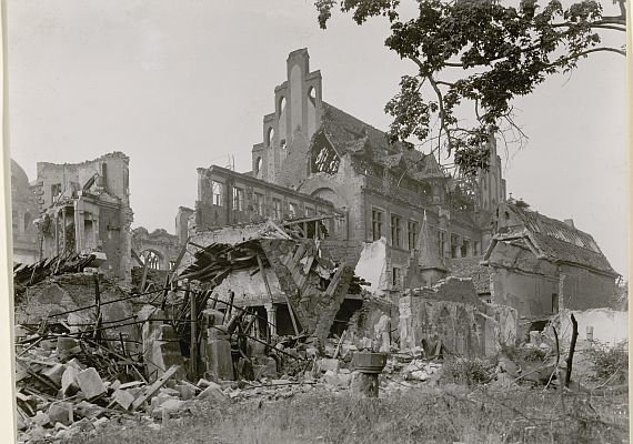 Teile des GNM wurden im Zweiten Weltkrieg durch Bomben zerstört. Das Foto zeigt die Trümmer des Augustinerbaus.