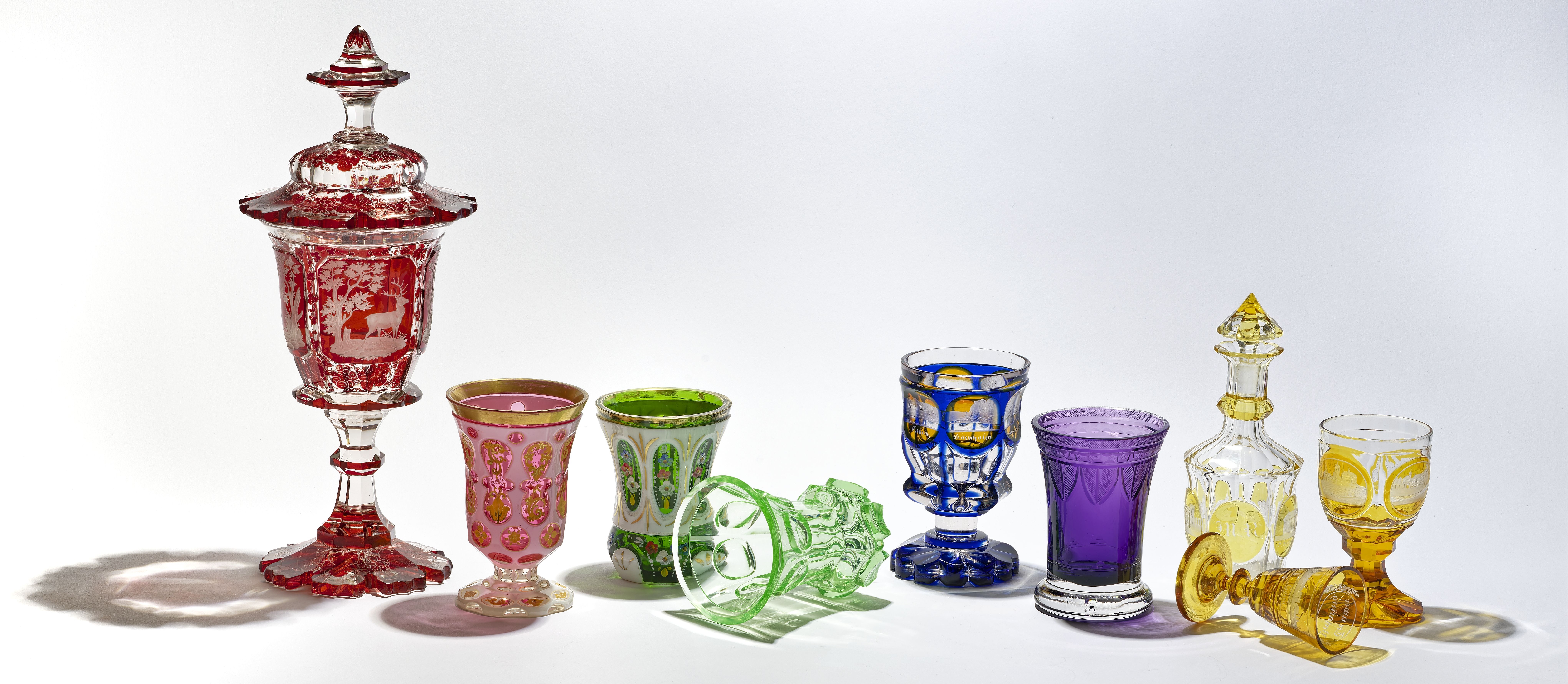 Eine Reihe farbiger Trinkgläser aus der Sammlung Reischböck am Germanischen Nationalmuseum