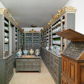 Blick in einen originalen Apothekeninnenraum, zu sehen in der neuen Dauerausstellung Handwerk und Medizin