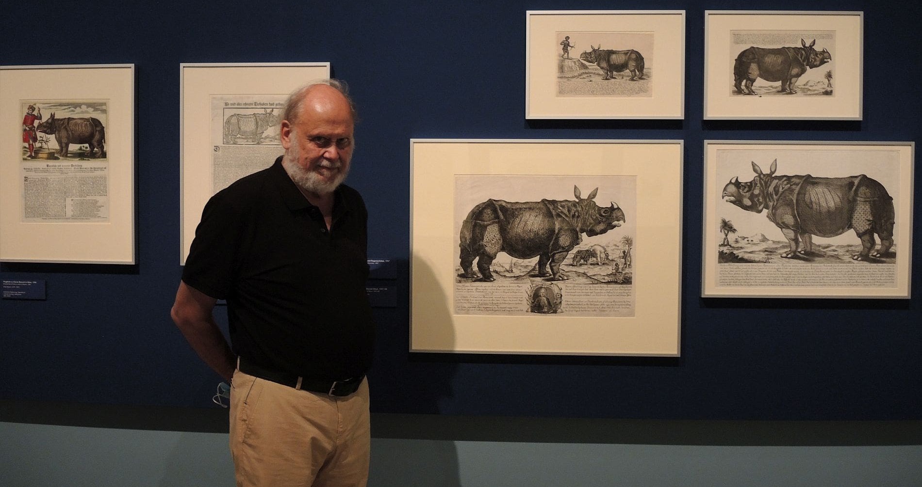 Der Sammler Jim Monson steht in der Ausstellung "Wundertier Nashorn"
