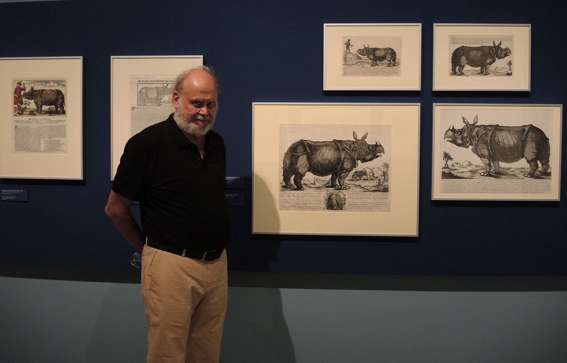Der Sammler Jim Monson steht in der Ausstellung "Wundertier Nashorn"
