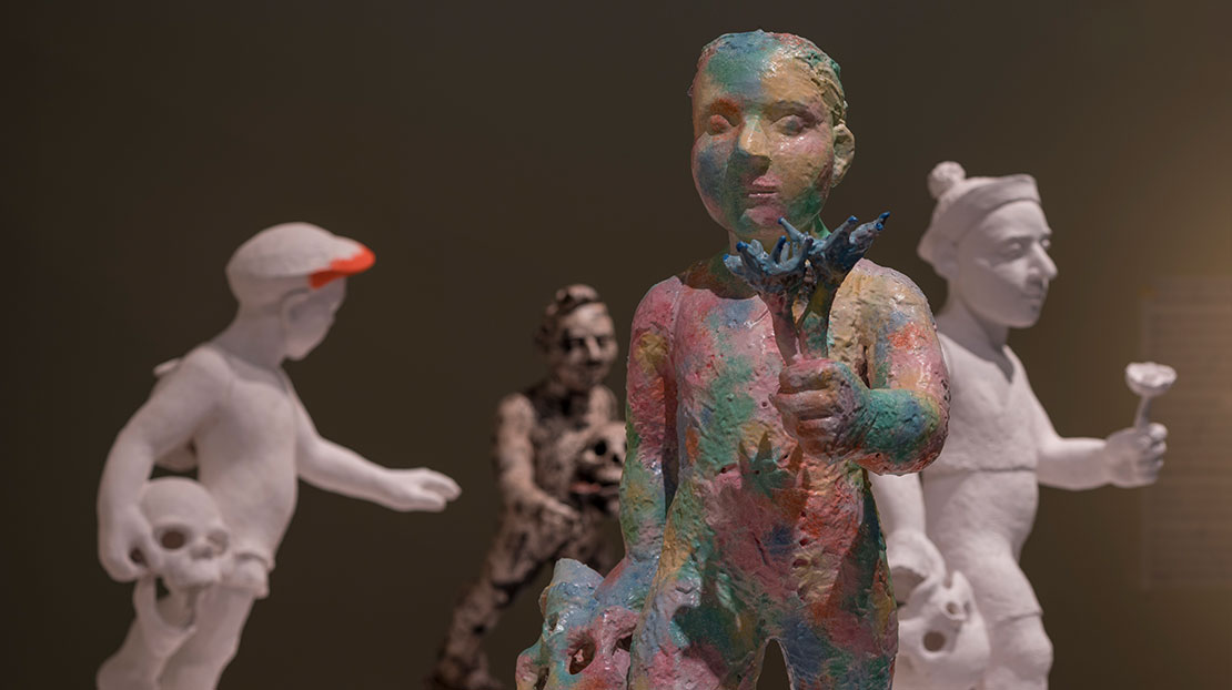 Felicitas Franck, Wanderer mit Schädel und bunten Blumen, 2010, © Felicitas Franck