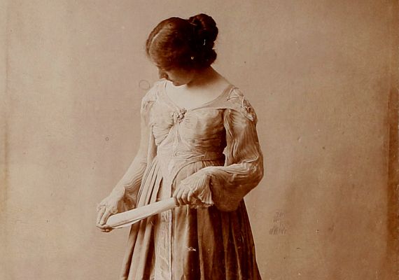 Fotografie eines jungen Mädchens mit nach unten gesenktem Kopf