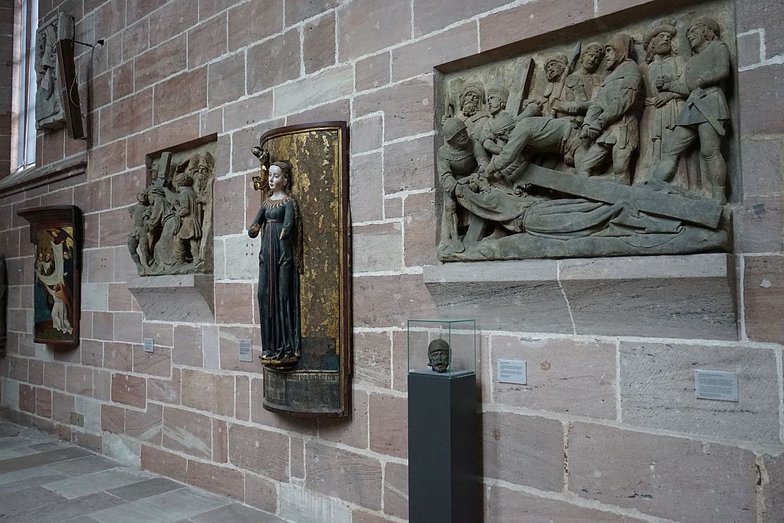 Nürnberger Kreuzweg, Adam Kraft zugeschriebenes 6. und 6. Stationsrelief sowie Kopf eines Büttels aus dem 6. Relief, Nürnberg Kartäuserkirche des GNM (Foto: Autor)