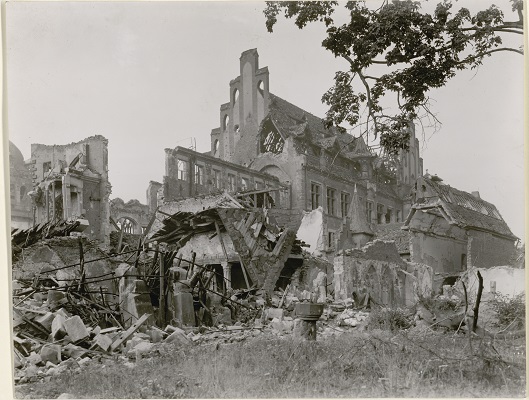 Foto des GNM-Ensembles mit dem zerstörten Augustinerbau