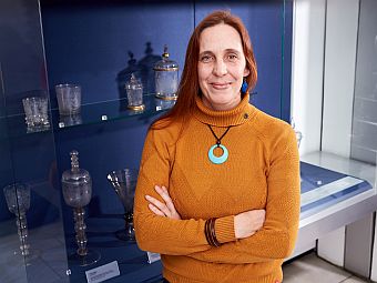 Die Ausstellungskuratorin Sabine Tiedtke steht in der Dauerausstellung des Museums.