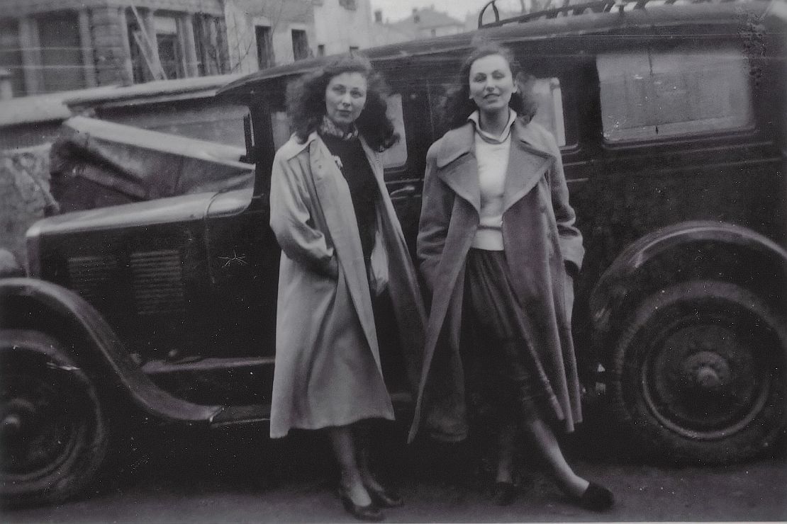 Helga Singer und Ilse Aichinger, vermutlich in Wien, ca. 1948/49, Detail einer Reproduktion aus dem DKA