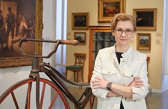 Die neue Sammlungsleiter, Dr. Karin Rhein, steht in der Dauerausstellung "19. Jahrhundert"