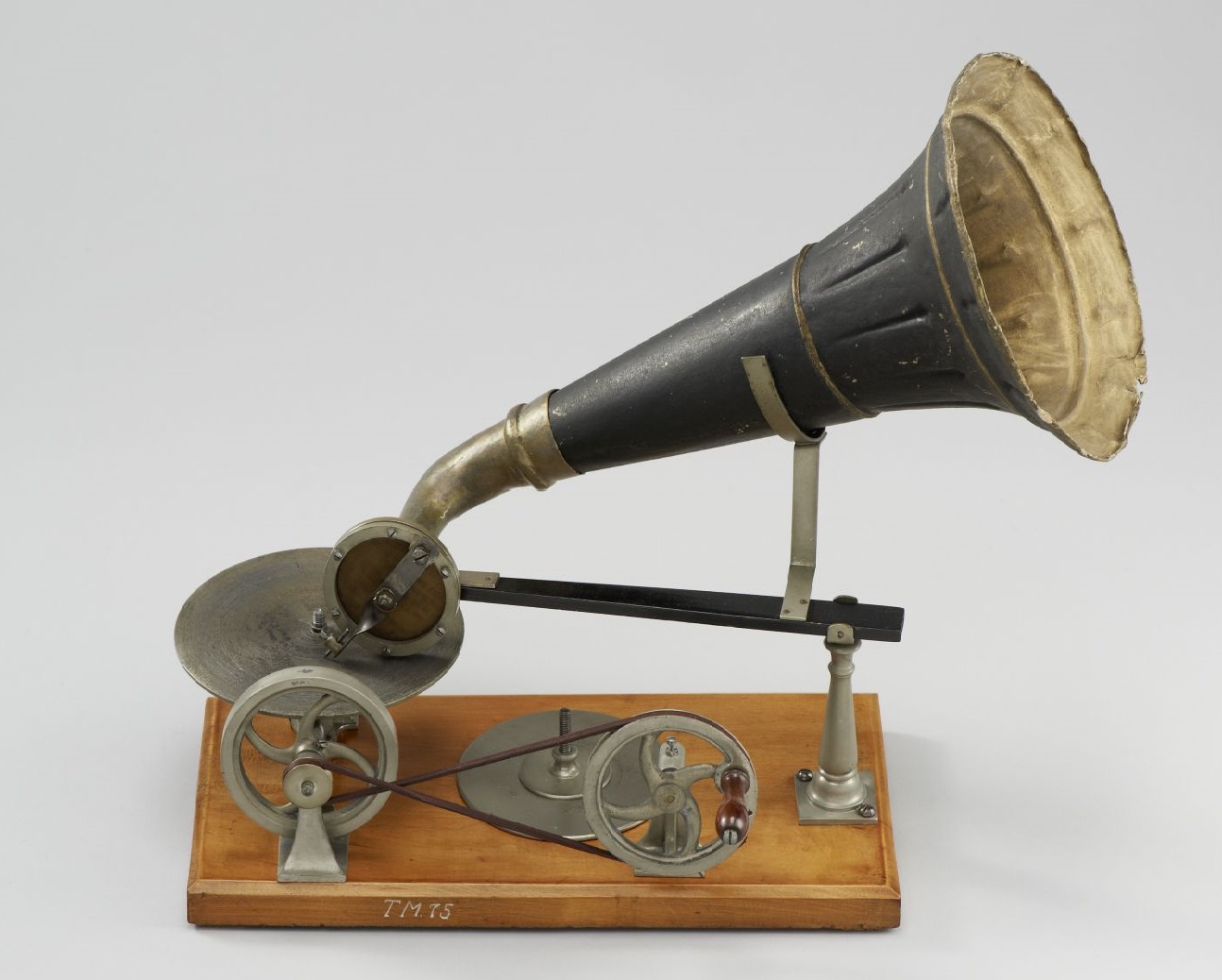 Ein Trichtergrammophon der Spielwaren-Fabrik Kämmer, Reinhardt & Co, entstanden um 1890.