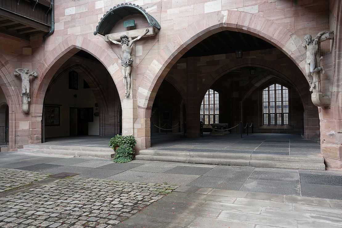 Kreuzigungsgruppe im Hof des Heilig-Geist-Spitals Nürnberg, ehemals Teil des Adam Kraft zugeschriebenen Kalvarienbergs des Nürnberger Kreuzweges vor dem Johannisfriedhof (Foto: Autor)